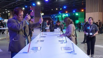 Usai proses peluncuran produk, media, influencer dan tamu yang hadir dipersilakan merasakan sendiri P30 dan P30 Pro di arena hands on. Foto: Rachmatunnisa/detikINET