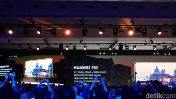 Huawei P30 punya layar berukuran 6,1 inch resolusi 2340x1080 pixel dengan desain curved OLED. Trio kamera belakang Huawei P30 punya resolusi 8 MP, 16 MP, dan 40 MP. Sedangkan kamera depannya 32 MP. Foto: Rachmatunnisa/detikINET