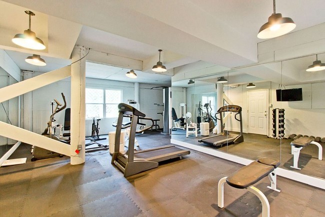 Dekorasi rumah dibuat seminimalis mungkin dengan warna-warna terang, netral dan lembut sehingga membuat ruangan terlihat lebih lega. Begitu pula dengan ruangan khusus untuk fitnes. Foto: dok. The Sun