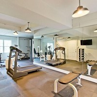 Dekorasi rumah dibuat seminimalis mungkin dengan warna-warna terang, netral dan lembut sehingga membuat ruangan terlihat lebih lega. Begitu pula dengan ruangan khusus untuk fitnes. Foto: dok. The Sun