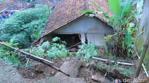 Rumah Penjaga Sekolah Rusak Diterjang Longsor di Paseh Bandung