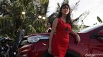 Tatapan Menggoda Model Wanita di SUV China