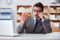 Bekerja Terlalu Serius Bikin Orang Lebih Sering Makan dan Cepat Gemuk