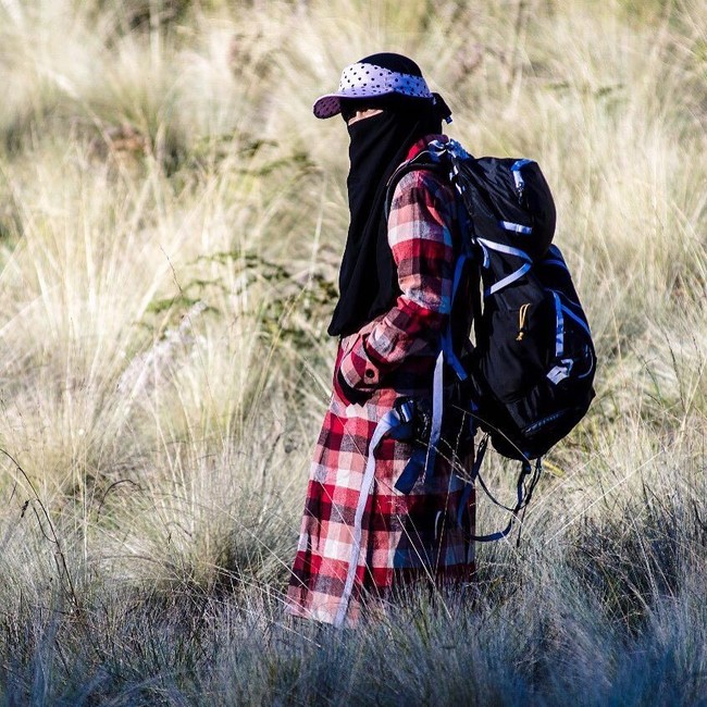 Apa yang Anda bayangkan ketika mendaki gunung memakai busana syari? Bagi Deffi Zulkarnaen, memakai baju syari saat mendaki gunung tidak menjadi halangan. Ia melakoni hobinya itu sejak bertahun-tahun yang lalu. Foto: Instagram/deffi_zulkarnaen