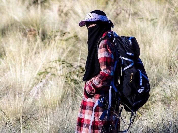 Deffi Zulkarnaen memakai cadar tiap naik gunung. Foto: Instagram/deffi_zulkarnaen Deffi Zulkarnaen memakai cadar tiap naik gunung. Foto: Instagram/deffi_zulkarnaen