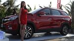 Tatapan Menggoda Model Wanita di SUV China