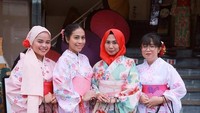 Ada lagi tempat penyewaan Kimono untuk Muslim di Nara, tepatnya di Waplus Nara. Toko ini berlokasi tidak jauh dari Stasiun JR Nara. Toko ini juga menawarkan pengalaman mengenakan Kimono, lengkap dengan upacara minum teh dan pertarungan khas Jepang. (Waplus NARA/Facebook)