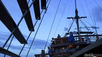 Pengunjung kapal Phinisi yang tengah melihat sekawanan kalong melintas di atas langit (Randy/detikcom)