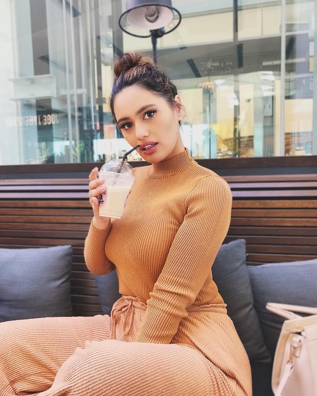 Wanita berusia 24 tahun ini mengikuti diet ketat keto dan rendah karbohidrat di Auckland, Selandia Baru. Namun, Ariana kembali mengalami kenaikan berat badan setelah tak mampu menahan untuk mengonsumsi banyak makanan. Foto: Instagram @arianaomipi