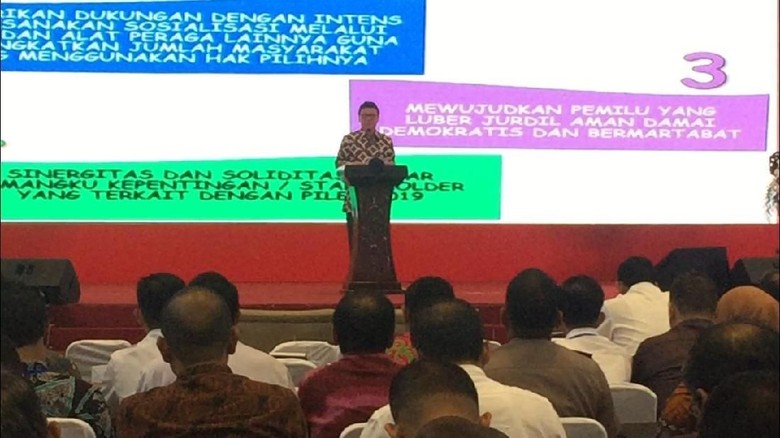 Mendagri Minta Ormas Ikut Sosialisasikan ke Warga agar Tak Golput Mendagri Minta Ormas Ikut Sosialisasikan ke Warga agar Tak Golput