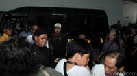 Untuk mengantisipasi terjadinya hal yang tidak diinginkan pengunjung yang masuk ke ruang sidang dibatasi hingga 30 orang. Pengamanan di ruang sidang juga diperketat dengan adanya security door. Meski begitu, tak ada penutupan arus lalu lintas di sekitar gedung pengadilan selama persidangan berlangsung.