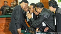 Atas putusan ini, pengacara Hercules dan jaksa sama-sama pikir-pikir. 