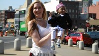 Dia telah pergi ke berbagai belahan dunia. Ini saat dia berada di New York dan digendong gadis cantik (Khagendra Thapa Magar/Facebook)