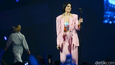 18 Jam di Jakarta, Lihat Aksi Dua Lipa Semalam Yuk!
