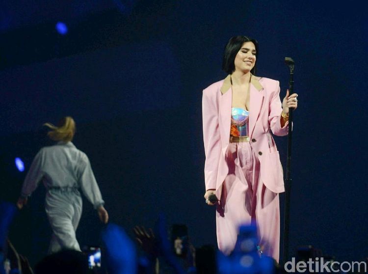 18 Jam di Jakarta, Lihat Aksi Dua Lipa Semalam Yuk!