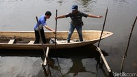 Beberapa lokasi yang menjadi sasaran bantuan sosial Dedi adalah Kecamatan Gane Barat dan Gane Timur di Halmahera Selatan. Bersama dengan perwakilan Kemensos, Dedi memberikan bantuan senilai Rp 600 ribu per triwulan kepada warga di sana. Bantuan itu tidak tunai melainkan berupa uang dalam rekening yang bisa dicairkan.