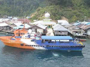 Menegangkan! Saat Kapal Bank Terjang Gelombang dan Jebakan Karang