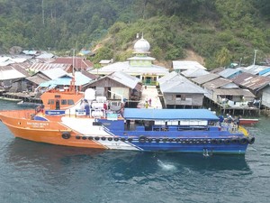 Menegangkan! Saat Kapal Bank Terjang Gelombang dan Jebakan Karang