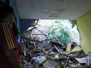 Rumah Penjaga Sekolah Rusak Diterjang Longsor di Paseh Bandung
