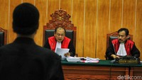 Majelis hakim menyatakan Hercules bersama-sama melakukan penyerobotan secara melawan hukum yang pidananya diatur dalam Pasal 167 KUHP juncto Pasal 55 ayat 1 ke-1 KUHP.