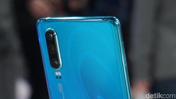 Trio kamera belakang Huawei P30 punya resolusi 8 MP, 16 MP, dan 40 MP. Sedangkan kamera depannya 32 MP. Foto: Rachmatunnisa/detikINET