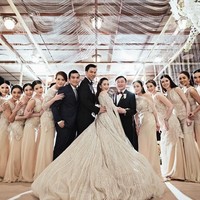 Pesta pernikahan Paetongtarn Shinawatra digelar dengan dekorasi serba putih. Sang mempelai wanita pun tersenyum bahagia saat berpose bersama ayahnya dan para bridesmaid atau pengiring pengantin meskipun tanpa ibunya. Thaksin memang menceraikan istrinya atau ibu dari anak-anaknya. Kabarnya perceraian itu terjadi untuk menyelamatkan hartanya yang diambil alih negara atas korupsi yang telah dilakukannya. Foto: Instagram @ingshin21
