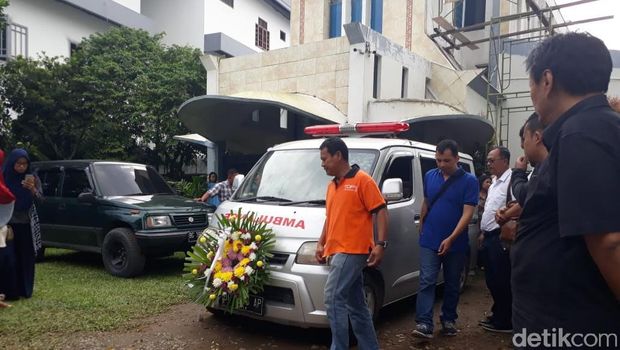 Mobil ambulans yang membawa jenazah calon pendeta korban perkosaan.