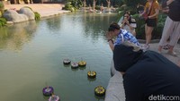 Selain itu, ada kolam untuk melepas sesajen/persembahan bagi penganut agama Buddha (Shinta/detikcom)