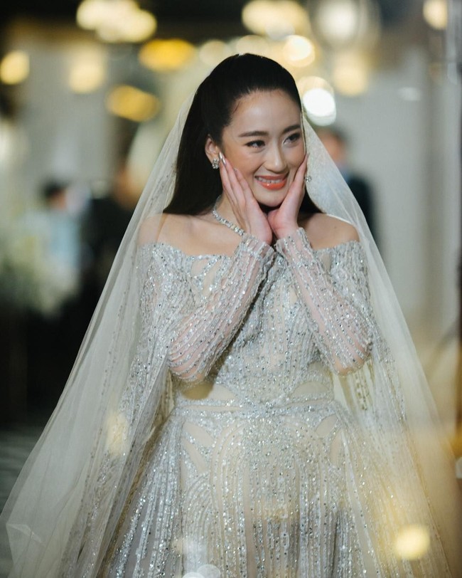 Pernikahan Paetongtarn Shinawatra yang merupakan putri bungsu dari Thaksin ini digelar mewah dan menjadi kontroversi. Selain karena status Thaksin yang masih buronan kasus korupsi, pesta pernikahan diadakan dua hari menjelang pemilu Thailand.  Foto: Instagram @ingshin21