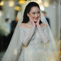 Pernikahan Paetongtarn Shinawatra yang merupakan putri bungsu dari Thaksin ini digelar mewah dan menjadi kontroversi. Selain karena status Thaksin yang masih buronan kasus korupsi, pesta pernikahan diadakan dua hari menjelang pemilu Thailand.  Foto: Instagram @ingshin21