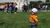 Berfoto di Menara Pisa, Italia. (Khagendra Thapa Magar/Facebook)