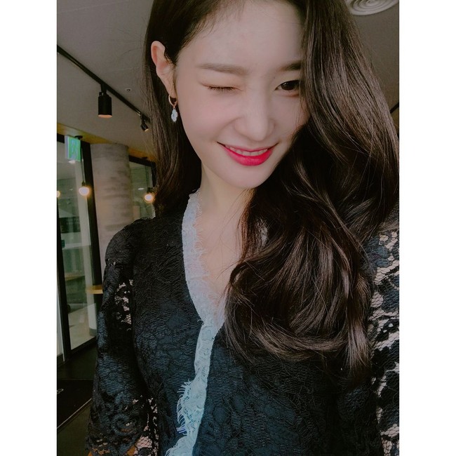 Jung Chaeyeon adalah idol cantik Korea Selatan yang tergabung dalam girlband DIA. Sejak kemunculannya di Produce 101 beberapa tahun lalu, Chaeyeon sering jadi topik perbincangan karena kecantikannya. Foto: Instagram @j_chaeyeoni