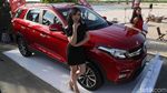 Tatapan Menggoda Model Wanita di SUV China