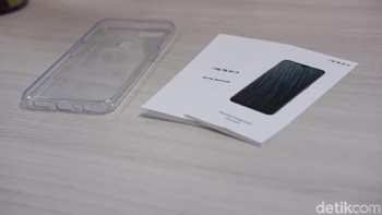 Dalam kotak penjualnnya disertakan silicon case transparan, buku petunjuk dan garansi. Foto: Adi Fida Rahman/detikINET