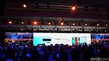 Richard Yu, CEO Huawei Technologies Consumer Business Group, turun langsung untuk memperkenalkan satu persatu fitur dari kedua ponsel jagoan tersebut. Foto: Rachmatunnisa/detikINET