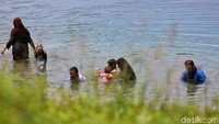 Airnya yang jernih seakan menarik para wisatawan untuk bermain air dan berenang di pantai tersebut. Tak hanya wisatawan lokal, wisatawan asing pun kerap datang untuk menikmati keindahan alam di Pantai Tawa.