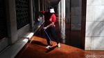 Aksi Napi Bersih-bersih Masjid Istiqlal
