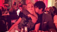 Sophie pun terlihat sangat bahagia bersama vokalis Jonas Brother itu. Dok. Instagram/sophiet