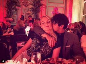 Selamat! Sophie Turner Hamil Anak Pertama