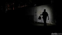 Seorang warga menggunakan penerangan ponsel miliknya untuk menjadi penuntun jalan yang gelap gulita saat malam tiba. Reuters/Carlos Garcia Rawlins.