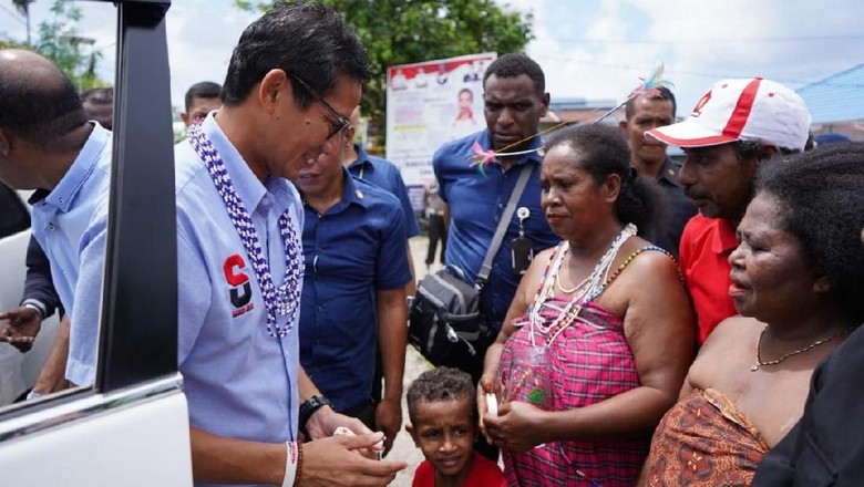 Kampanye di Manokwari, Sandiaga Kaget Dihadang Mama-mama Kampanye di Manokwari, Sandiaga Kaget Dihadang Mama-mama
