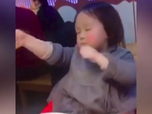 Kocaknya Balita Cantik yang Joget Kegirangan Saat Makan