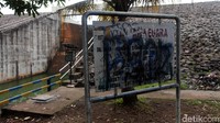 Papan namanya juga dicoret-coret orang tidak bertanggungjawab.