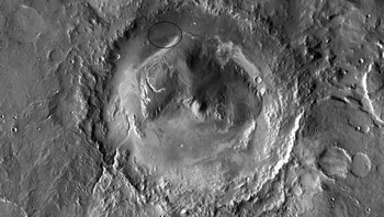 Kawah Gale dan Gunung Sharp: Gale Crater punya beberapa bukti soal air yang mengalir di Mars di masa silam. Robot Curiosity milik NASA pernah meneliti di dasar kawah itu. Di dekatnya, ada gunung berapi yang disebut sebagai Sharp atau Aeolis Mons. Di kawasa ini, ditemukan pula metana yang bisa jadi diproduksi oleh mikroba.  Foto: NASA