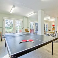 Rumah juga dilengkapi dengan ruangan khusus untuk main sports game sepeti ping pong, dan permainan lainnya. Foto: dok. The Sun