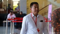 Nur Kholis berjalan menuju ruang penyidik untuk diperiksa sebagai saksi kasus suap terkait dugaan jual-beli jabatan di Kemenag. 