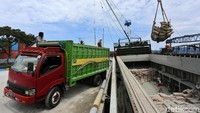 Sejumlah pekerja nampak sibuk melakukan aktivitas bongkar muat kapal di Pelabuhan Babang, Halmahera Selatan, Maluku Utara.