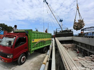 Melihat Aktivitas Bongkar Muat Kapal di Pelabuhan Babang