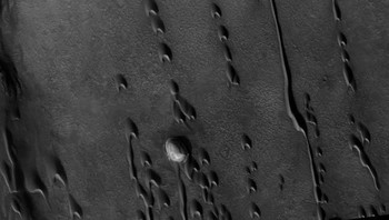 Bukit Pasir Hantu: Bukit pasir hantu ini disebut sebagai bukti air di Mars yang eksis di masa silam. Ilmuwan mengatakan bahwa di masa silam, wilayah di Noctis Labyrinthus dan cekungan Hellas memilki bukit pasir setinggi belasan meter. Bukit itu lantas dibanjiri lava atau air melestarikan kontur bukit pasir tersebut. Foto: NASA