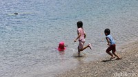 Anak-anak nampak asyik bermain air di Pantai Tawa, Pulau Bacan, Halmahera Selatan.